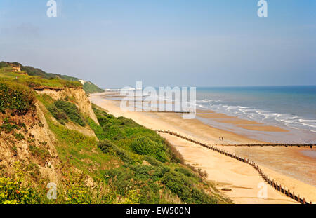 Eine weite von Strand auf der Suche nach Westen in Richtung Cromer aus Overstrand, Norfolk, England, Vereinigtes Königreich. Stockfoto