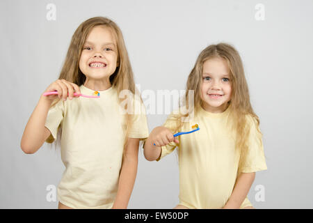 Zwei Mädchen von vier bis sechs Jahren putzen ihre Zähne Zahnbürsten Stockfoto