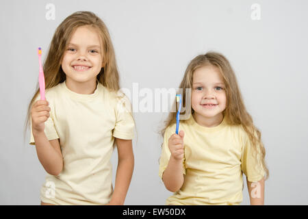 Zwei Mädchen von vier bis sechs Jahren putzen ihre Zähne Zahnbürsten Stockfoto