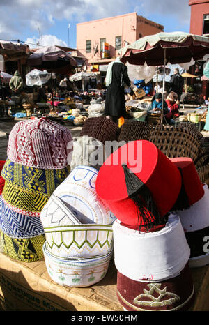 Hüte und Fes Souvenirs an dieser touristischen stall bei La Criee Berbere, Teppich-Bereich in den Souk Marrakesch, Marokko, Afrika. Stockfoto