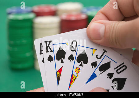 Pokerspieler mit 10 König Pik Straight Flush von Poker, ein Spaten kommt Stockfoto