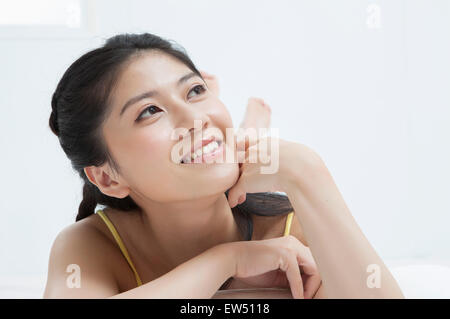 Junge Frau mit Lächeln wegschauen Stockfoto