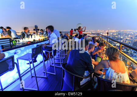 Bangkok, Thailand - April 15,2015: Bangkok bei Nacht gesehen von einer Bar auf dem Dach Stockfoto