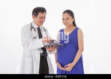 Die ärztliche Untersuchung für schwangere Frau Doktor, Stockfoto