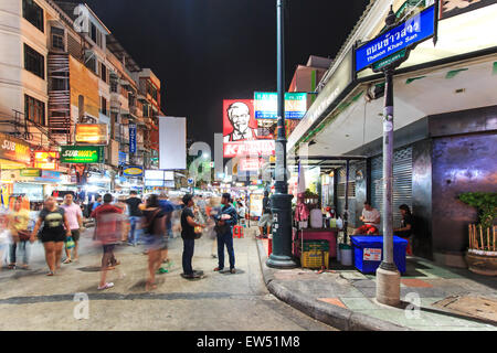 Bangkok, Thailand - April 17,2015: Unidentified Touristen zu Fuß entlang der Khao San Road in der Nacht, die berühmteste Straße in Bangkok Stockfoto