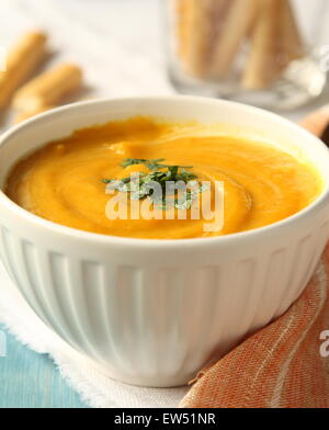 Schüssel mit hausgemachten Möhrensuppe mit Kokosmilch und Koriander Stockfoto