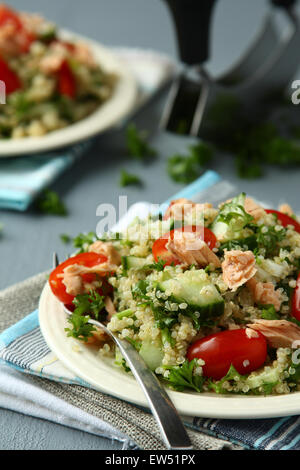 Taboulé-Salat mit Quinoa, Lachs, Tomaten, Gurken und Petersilie Stockfoto