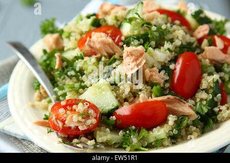 Taboulé-Salat mit Quinoa, Lachs, Tomaten, Gurken und Petersilie Stockfoto
