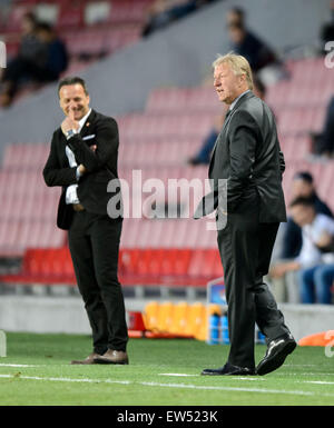 Prag, Tschechische Republik. 17. Juni 2015. Deutschlands Trainer Horst Hrubesch (R) und Serbiens Trainer Mladen Dodik an der Seitenlinie während der UEFA-U21-Europameisterschaft 2015 Gruppe A Fußball match zwischen Deutschland und Serbien im Letná-Stadion in Prag, C Stockfoto