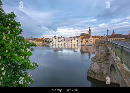 Alte Mainbrücke und Fluss Main, Kitzingen, Mainfranken, Unterfranken, Franken, Bayern, Deutschland Stockfoto