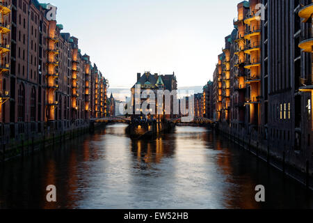 Speicherstadt Speicherstadt, Wasserschloss, blaue Stunde, HafenCity, Hamburg, Deutschland Stockfoto