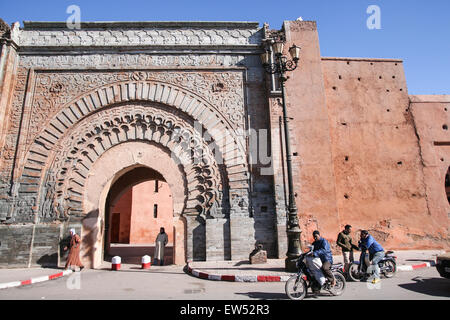 Am Bab Agnaou, eines der 19 Tore von Marrakesch. Die Bab (Tor) Agnaou verleiht der königlichen Kasbah in den südlichen Eingang Stockfoto
