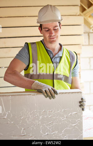 Baumeister Dämmplatten in Dach des neuen Hauses passt Stockfoto