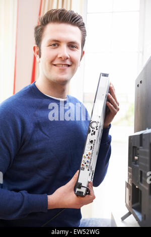 Porträt des Ingenieurs Installation Digital-TV-Geräte Stockfoto