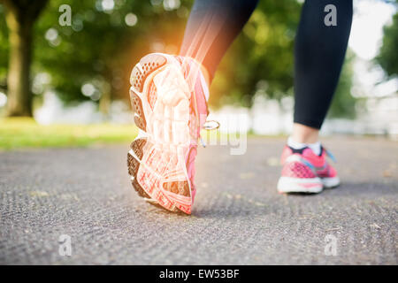 Hervorgehobene Fußknochen Joggen Frau Stockfoto