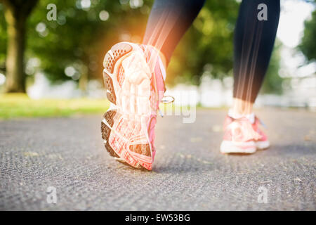 Hervorgehobene Fußknochen Joggen Frau Stockfoto