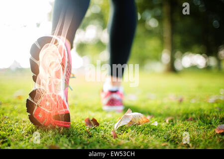 Hervorgehobene Fußknochen Joggen Frau Stockfoto