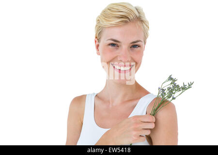 Wunderschöne blonde Frau Blumen riechen Stockfoto