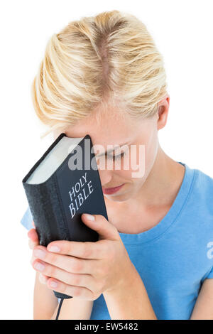 Hübsche blonde Frau Holding Bibel Stockfoto