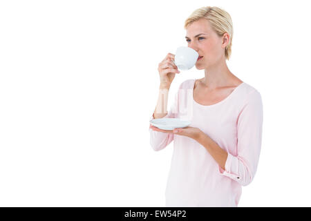 Attraktive blonde Frau heißen Getränk trinken Stockfoto