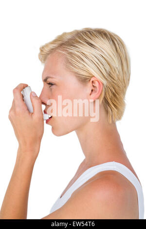 Asthmatische hübsche blonde Frau mit Inhalator Stockfoto