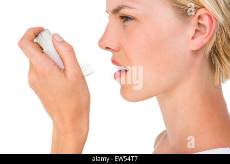 Asthmatische hübsche blonde Frau mit Inhalator Stockfoto