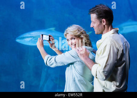 Glückliches Paar fotografieren der Fische Stockfoto