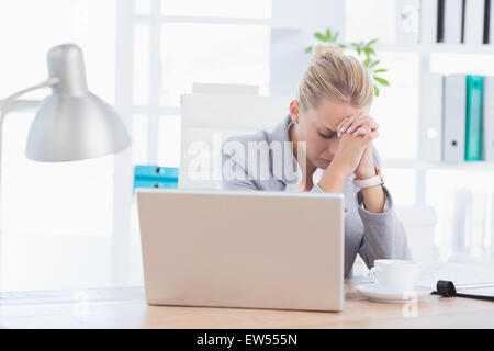 Frustriert Geschäftsfrau mit Kopf in Händen Stockfoto