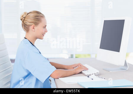 Lächelnde Krankenschwester mit computer Stockfoto
