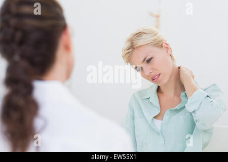 Patienten mit Nacken Schmerzen Gastarzt Stockfoto