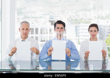 Lächelnde Business-Team zeigt, Papier Stockfoto
