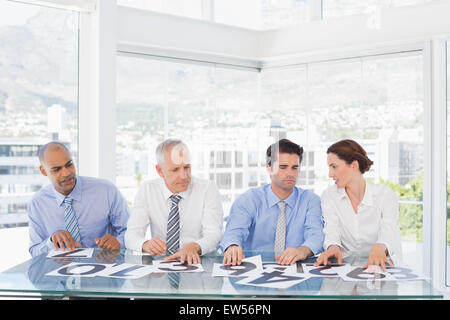 Business-Team mit ihrer Stimme auf dem Schreibtisch sitzen konzentriert Stockfoto