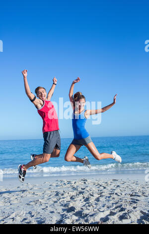 Glückliches Paar zusammen springen Stockfoto