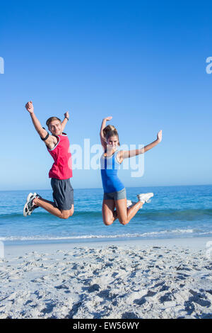 Glückliches Paar zusammen springen Stockfoto