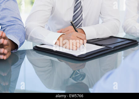 Geschäftsmann Notizen auf Konferenz Stockfoto