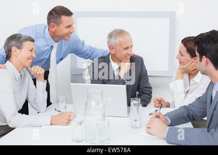 Business-Team gerne gemeinsam auf laptop Stockfoto