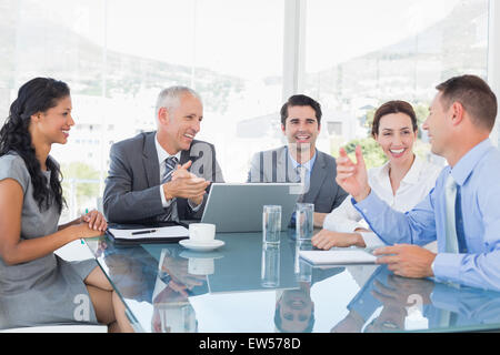 Business-Team gemeinsam lachen Stockfoto