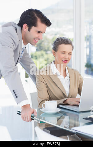 Geschäftspartnern auf laptop Stockfoto
