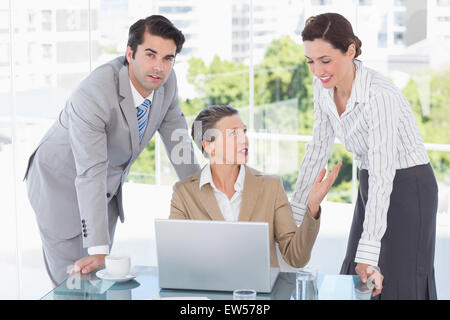 Geschäftspartnern auf laptop Stockfoto