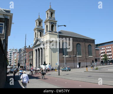 Moses und Aaron Church (Mozes En Aäronkerk) am Waterlooplein quadratisch, Amsterdam, The Netherlands, Ecke des Herrn Visserplein Stockfoto