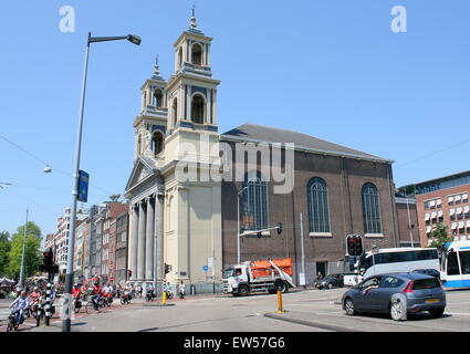 Moses und Aaron Church (Mozes En Aäronkerk) am Waterlooplein quadratisch, Amsterdam, The Netherlands, Ecke des Herrn Visserplein Stockfoto