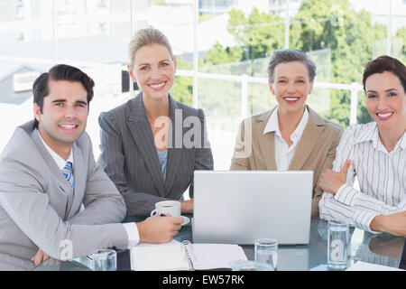 Business-Teams gemeinsam auf laptop Stockfoto