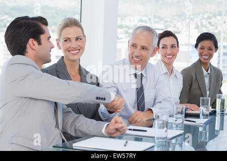 Geschäftsleute, schütteln ihre Hände während der Konferenz Stockfoto