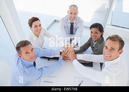 Business Team zusammensitzen und feiern Stockfoto