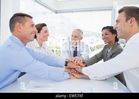 Business Team zusammensitzen und feiern Stockfoto