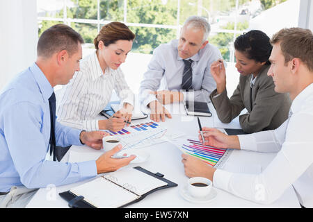 Business-Team Balkendiagramm Graphen analysieren Stockfoto