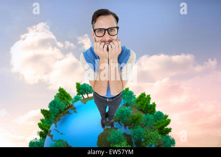 Zusammengesetztes Bild geeky Hipster nervös Blick in die Kamera Stockfoto