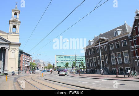 Amsterdamer Waterlooplein mit Academie van Bouwkunst (Bauakademie) rechts und niederländischen Filmakademie in den Rücken Stockfoto