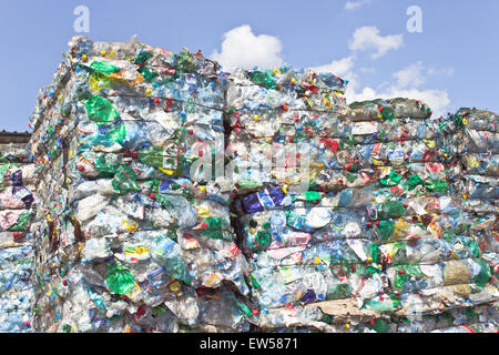 Stapel von Kunststoff-Flaschen für das recycling gegen blauen Himmel Stockfoto