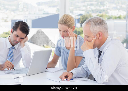 Konzentriert, Business Team zusammen arbeiten. Stockfoto